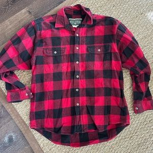 Field & Stream Red and Black Cotton Flannel Plaid Button Down Shirt sz M